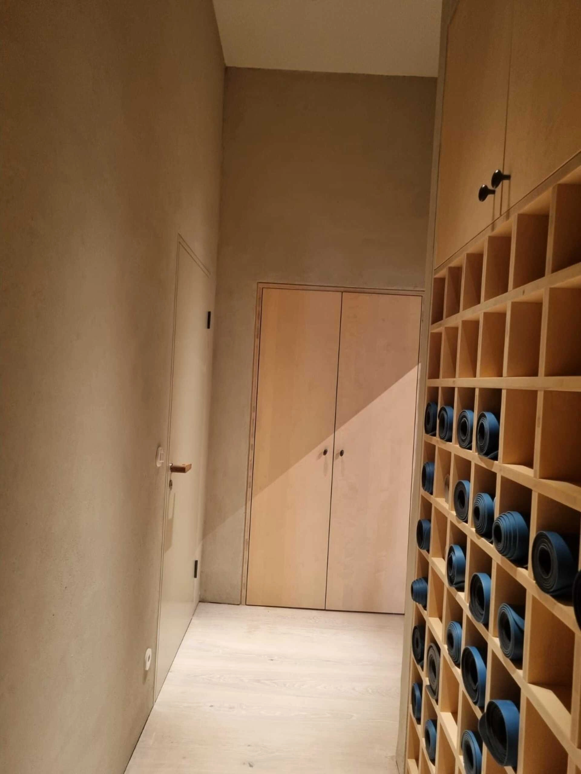 Wunderschöne Lehmbauarbeit eines Regals in einem Yogahaus in Koblenz durch Stuckateurmeister Alexander Leubner